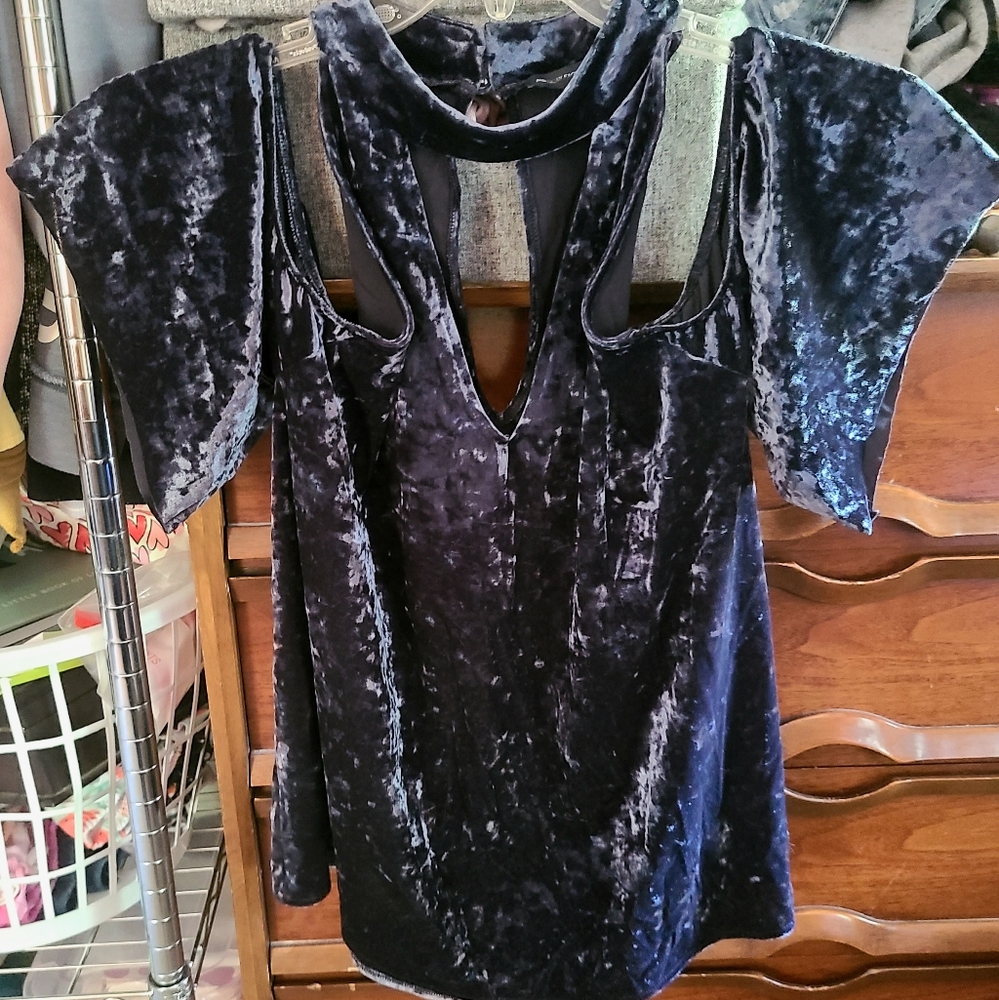 AMERICAN EAGLE Velvet Navy Cold Shoulder Top w/ Raw Hemline sleeves Size XL